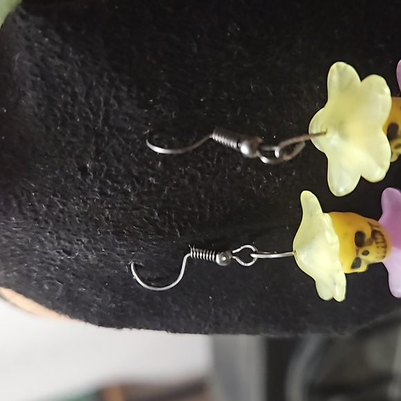 Handmade Skull Pirate Pierced Earrings w/Plastic Yellow/Pink Skull Beads-NEW - Picture 4 of 4